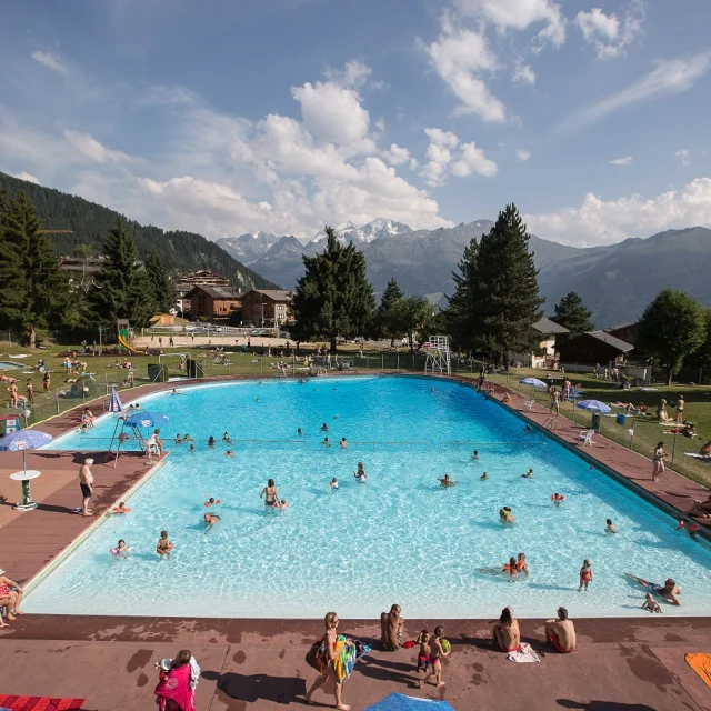 Centre sportif de Verbier avec une piscine et un beach volley